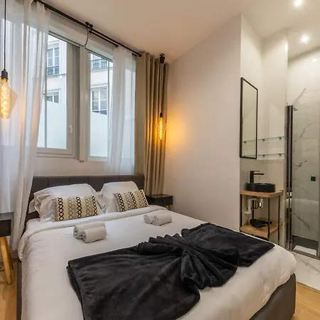 Off Majesti In Montmartre - Rue Pierre Fontaine *